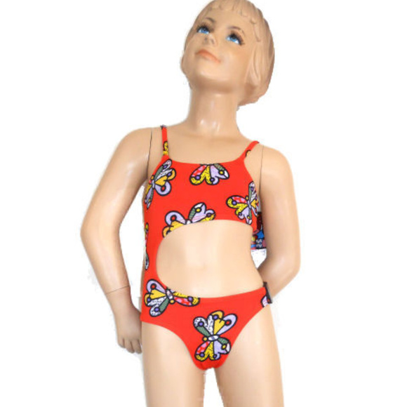 girl wear swimsuit